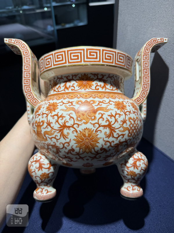 清嘉庆 矾红彩缠枝莲八吉祥纹朝冠耳炉 - 图4